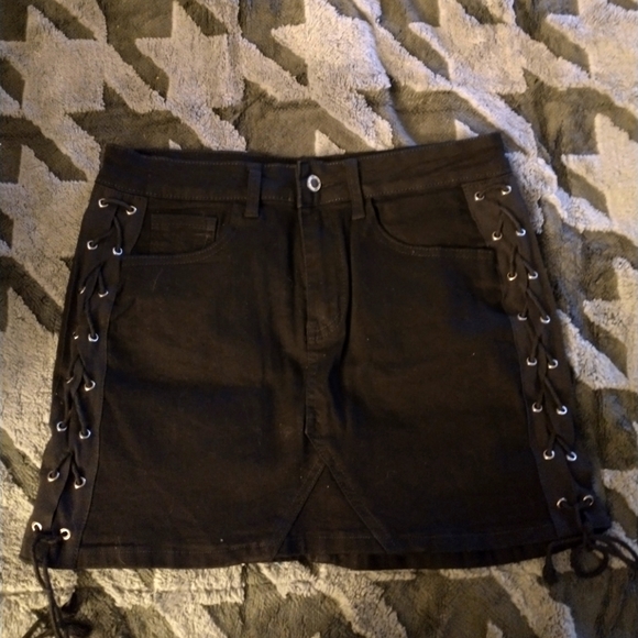 Denim mini skirt (Pockets!!) - Picture 1 of 4